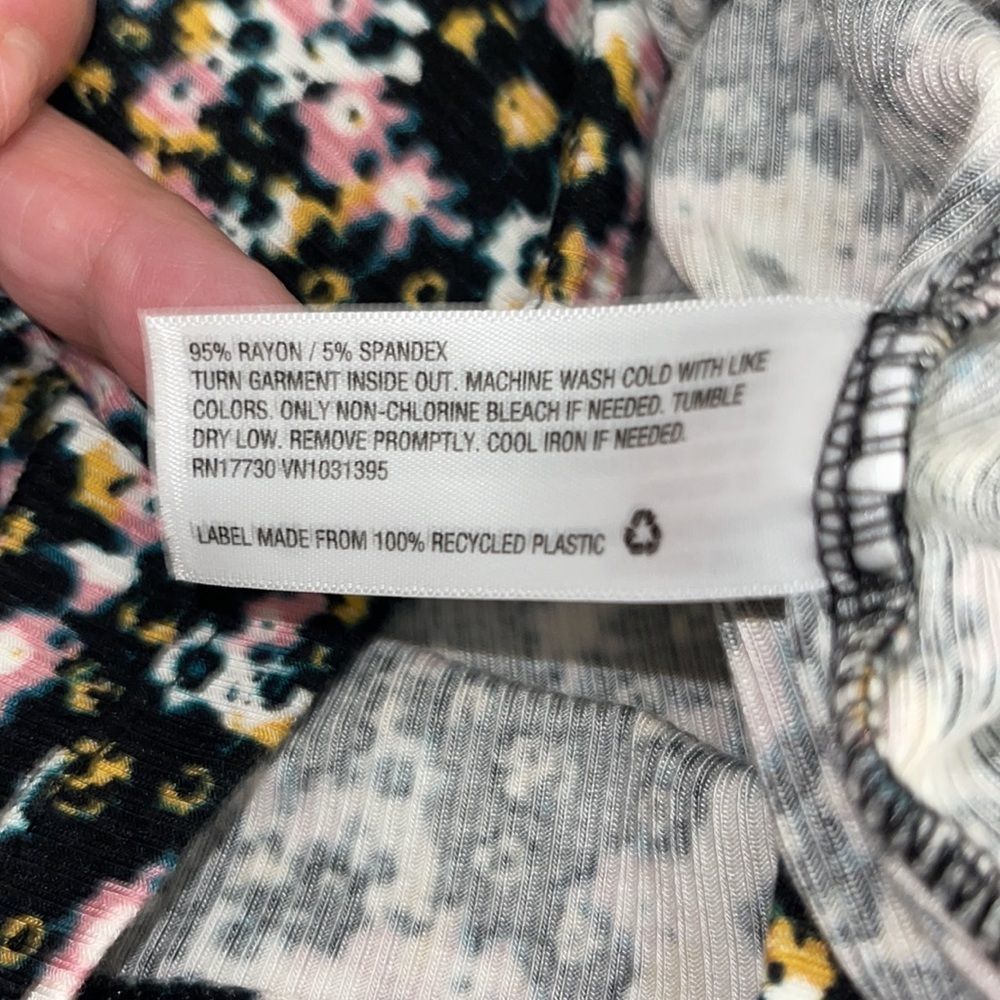 NWOT Y2K WOMENS CROPPED RIBBED KNIT FLORAL LONG SLEEVE TOO SIZE LARGE - Picture 7 of 8